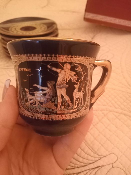 Кофейные чашки с блюдцами синего цвета. С коробкой