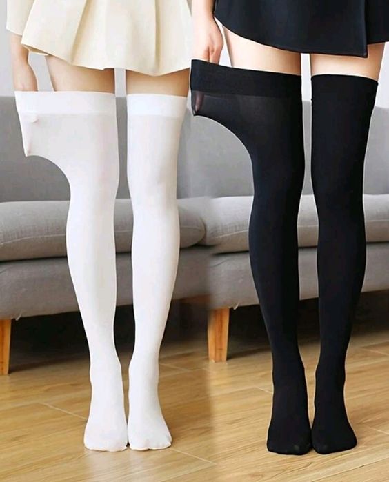 Бели и черни дълги чорапи