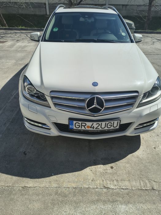 Mercedes Benz  breack de culoare alb