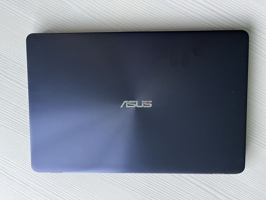 Laptop Asus VivoBook 17 inci - intel i5 8250u 3.4Ghz - 8Gb RAM - SSD 240Gb - USB C - bat 4 ore