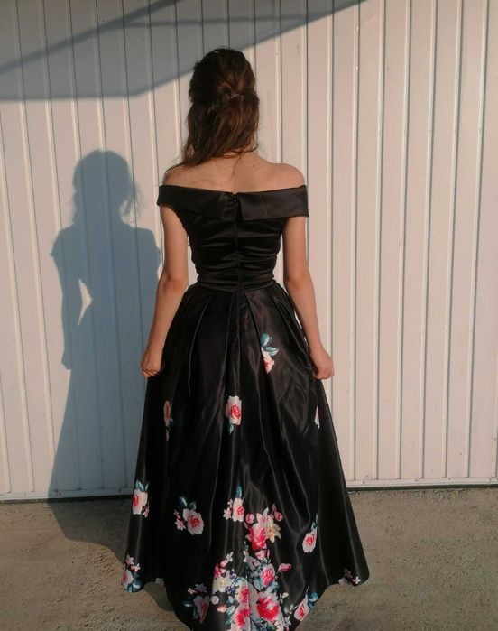 Rochie neagră cu umerii goi