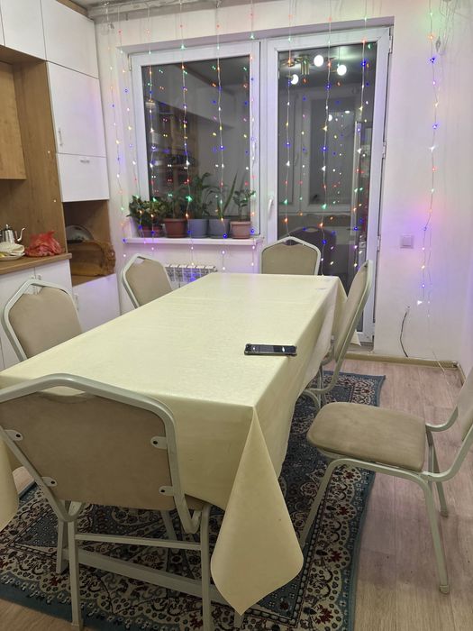 Стол и стулья кухонный