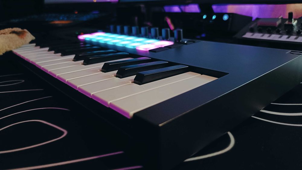 Midi клавиатура \ Midi контроллер - Novation Launchkey Mini 37 MK4