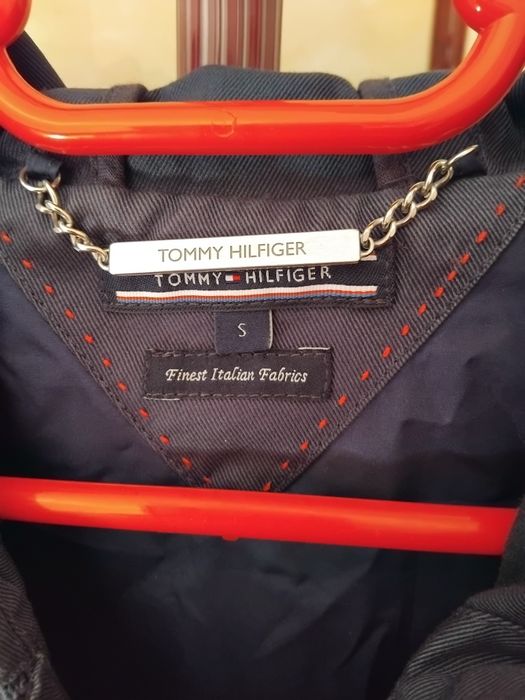 Jacheta  Parca Tommy Hilfiger  Originală-Bleumarin- stare  excelenta.