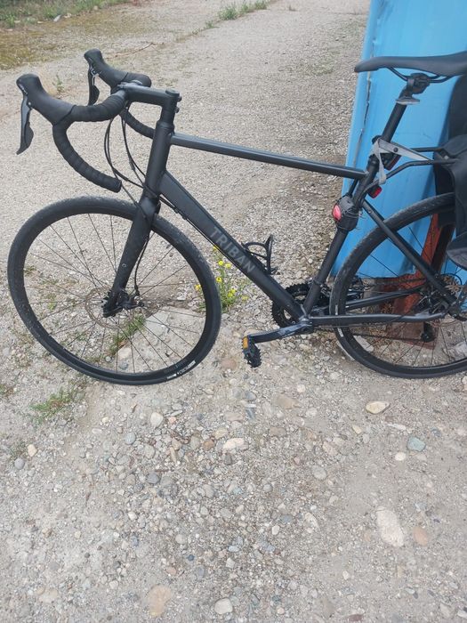 Vând bicicleta tip cursiera triban 500 cadru carbon