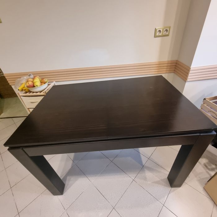 Масивна дървена маса