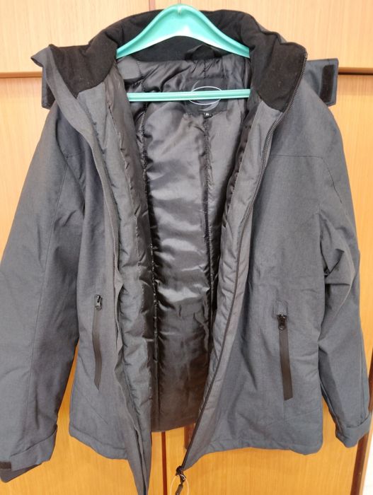 Продавам топло спортно дамско яке