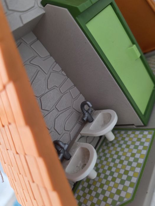 Игрушечный гостевой домик с бассейном