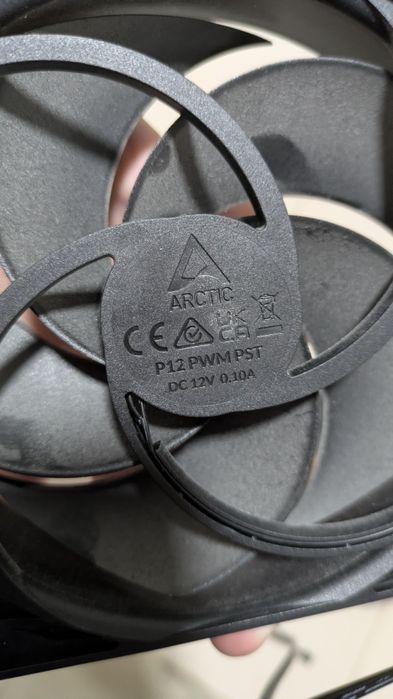Vand pachet ventilatoare arctic+hub URGENT!!