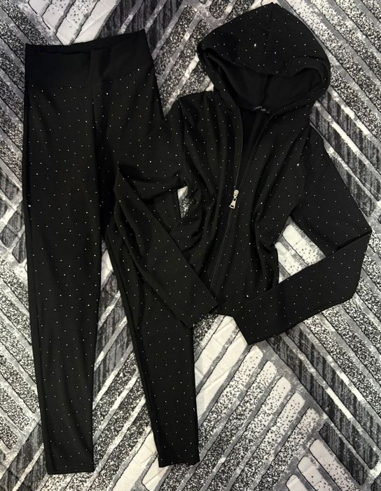 Compleu negru cu pietricele