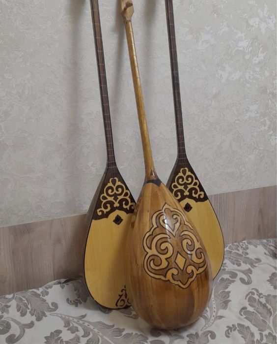 Домбыра, гитара, камшы, чехлы, чешки