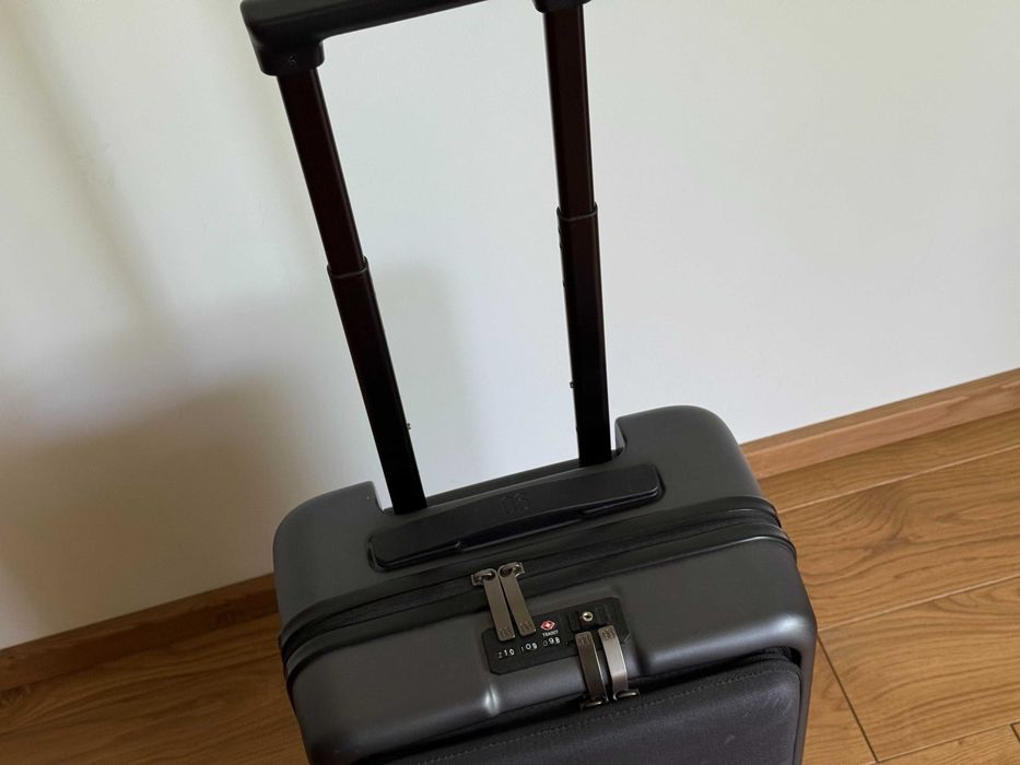 Кабинен куфар Xiaomi с вградени ключалки и отделение за лаптоп