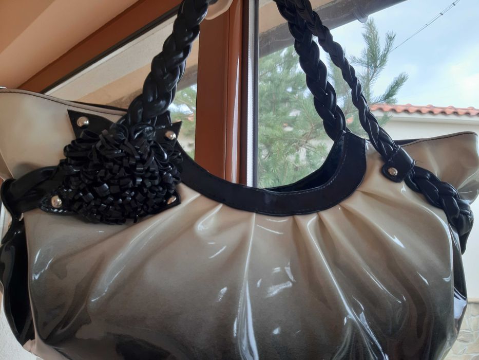 Чанта с Красив Дизайн и Много Отделения и Джобове ! НОВА!