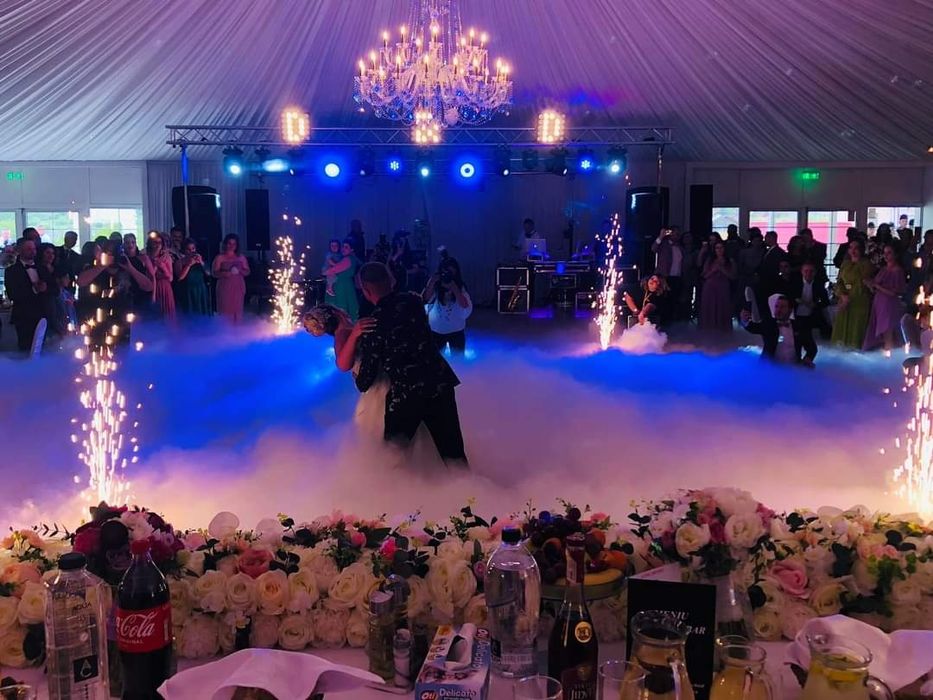 Fum greu dansul mirilor artificii baloane