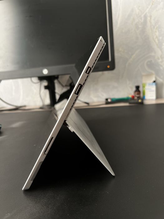 Microsoft Surface Pro 3 / Core i5 / 4GB RAM /