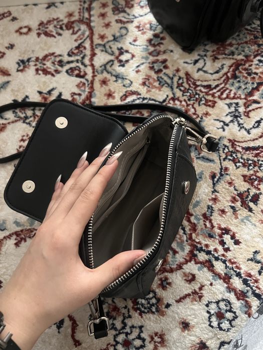 черная сумочка со змеинным принтом