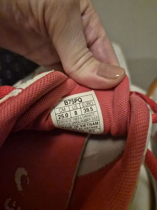 Продавам дамски  обувки за волейбол Asics