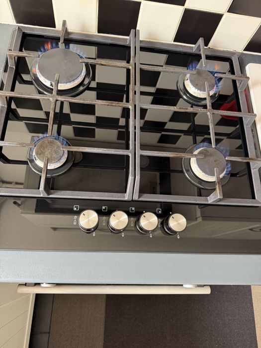 Plită pe gaz cu sticlă electrolux