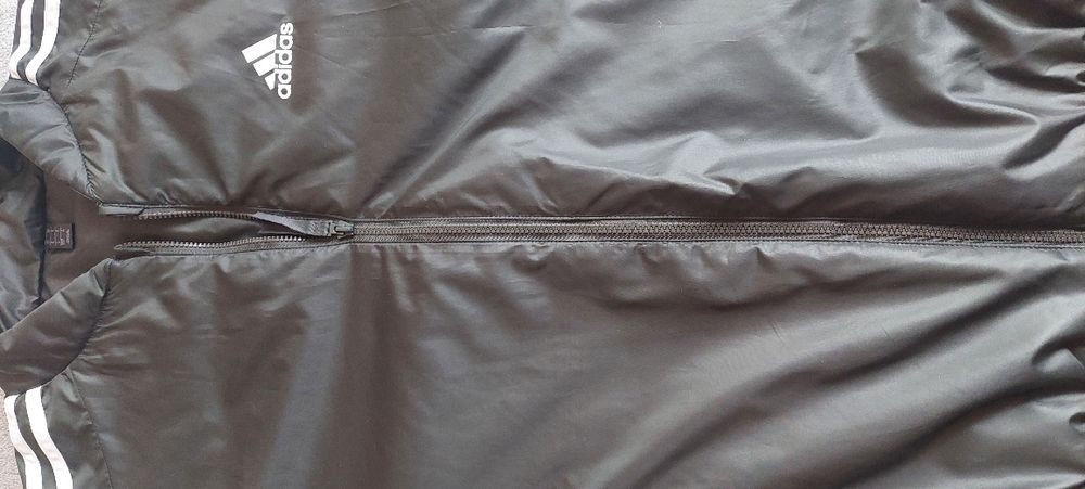 Продавам яке" Adidas".Маслинено зелено,размер S,без забележки .