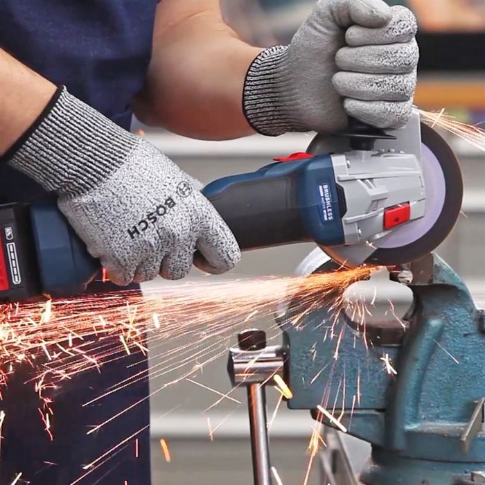 Аккумуляторная угловая шлифмашина (болгарка) BOSCH GWS 18V-10 pro