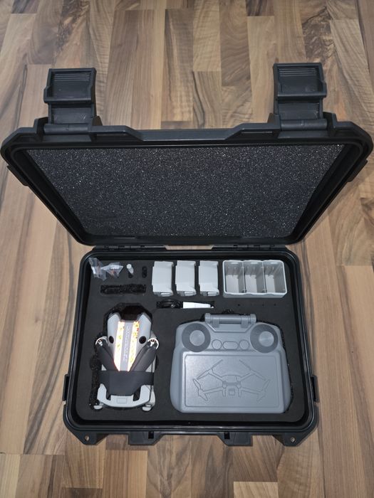 Vand Drona Dji Mini 4 Pro + RC2 + 3 baterii + Hub incarcare + Geanta transport + elicii noi.