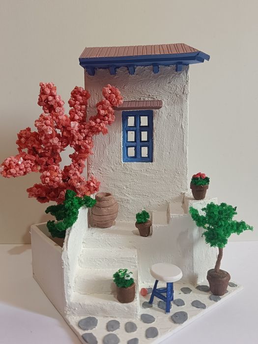 Uy ko'rinishidagi qalamdon.