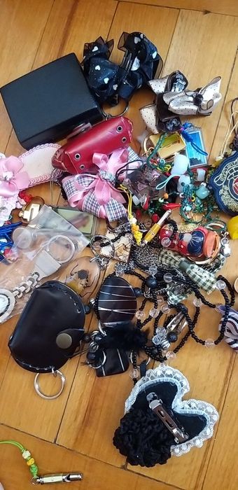 Брелки и заколки бижутерия