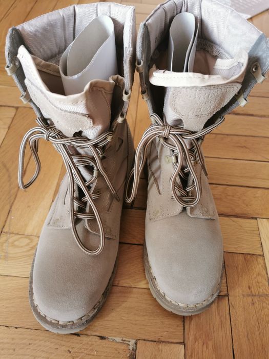 Vând bocanci militari