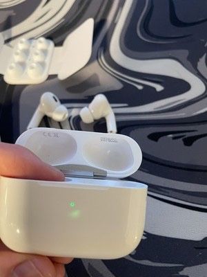 Vand Airpods Pro 2 cu Noise Cancelling Noi