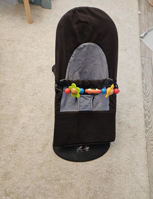 Balansoar BabyBjorn cu jucarie