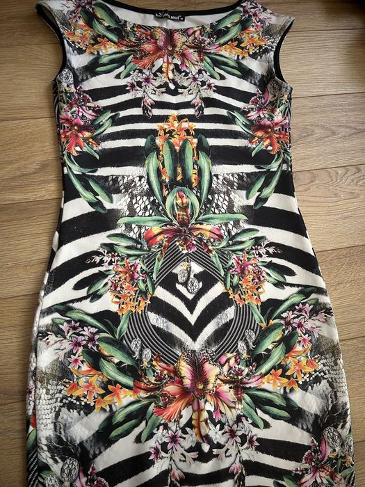 Цветна рокля с камъчета