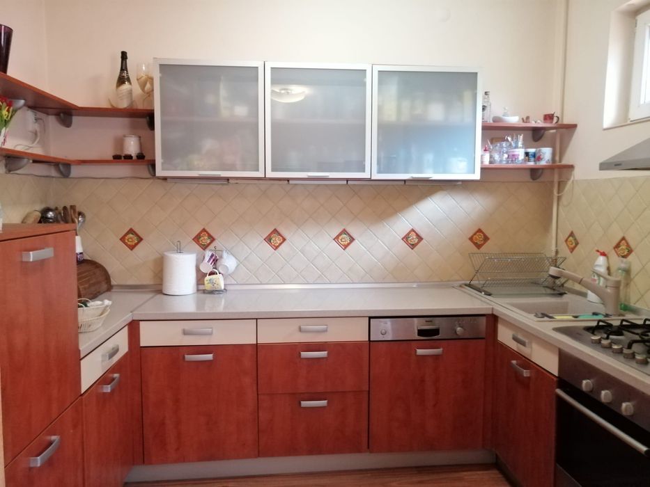 Închiriez casă 3 dormitoare , 3 bai, living ,bucătărie ,dressing!