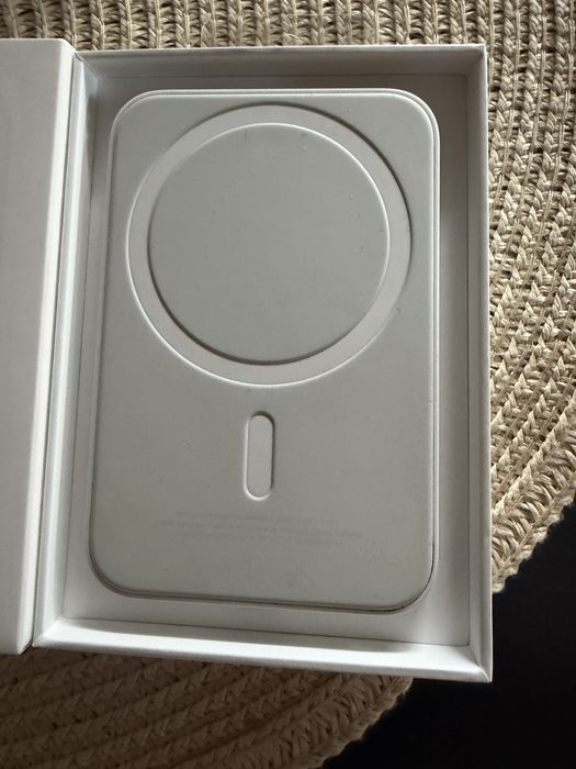 Apple MagSafe Battery Pack (модел A2384, MJWY3ZM/A)
