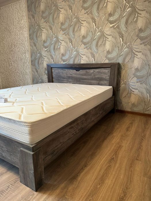 Кровать с матрасом