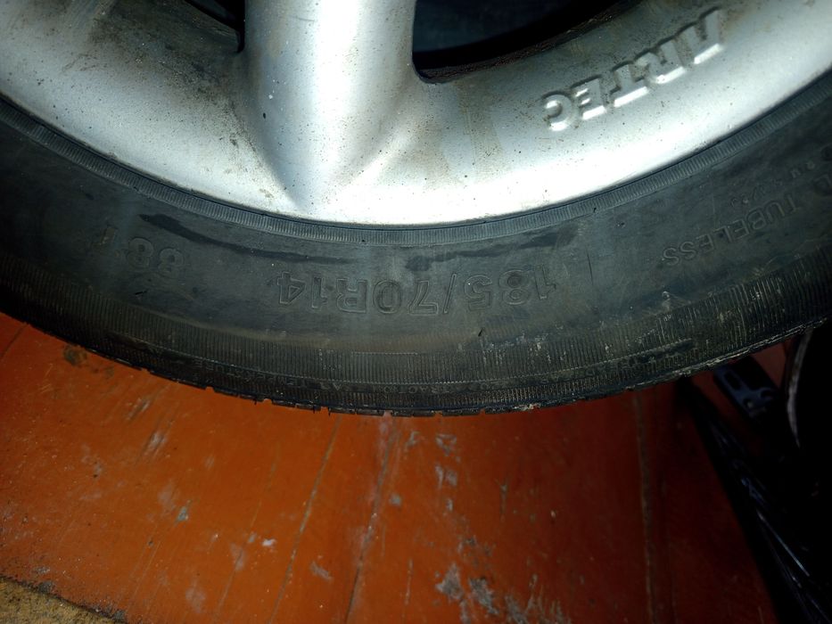 Продам комплект резины