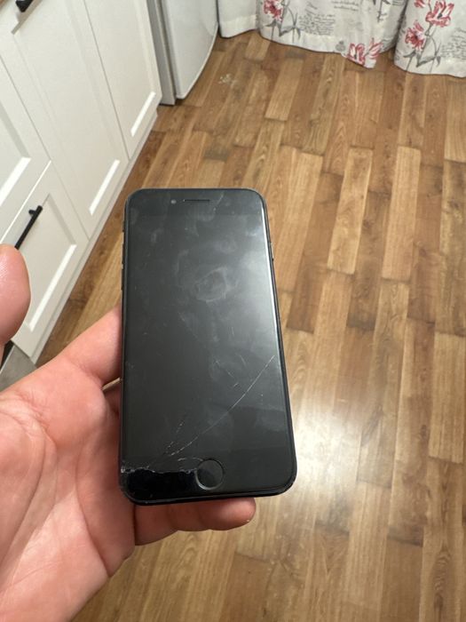 Продам Айфон se в хорошем состоянии