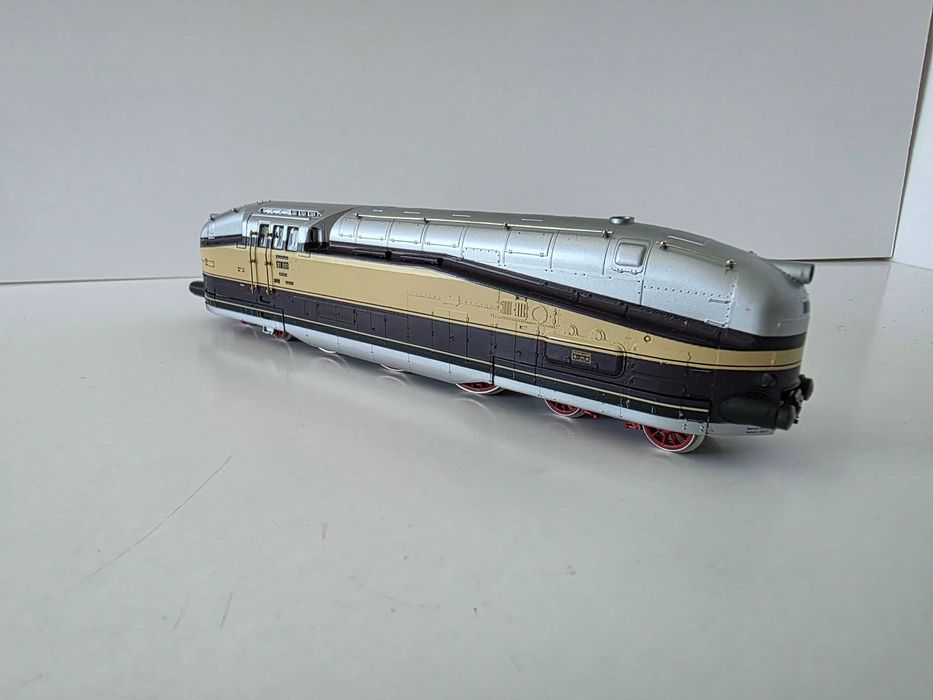 Rivarossi H0 - trenul aerodinamic Henschel Wegmann cu BR61 001