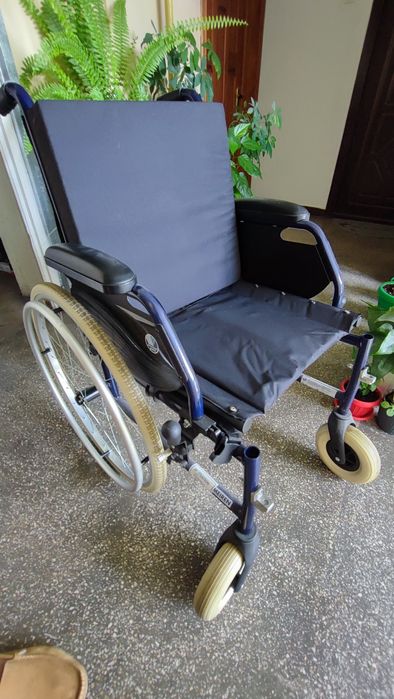 Fotoliu rulant pliabil, cu manevrare manuala, ca nou, impecabil