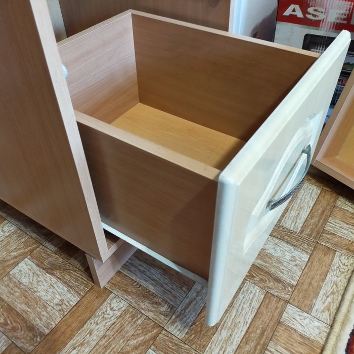 Кухонная тумбочка с ящиками