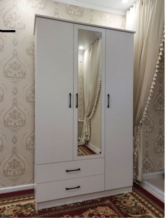 Современный  белый шкаф: много места для хранения