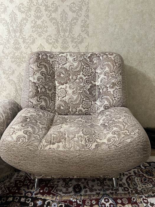 Продаю диван с двумя креслами