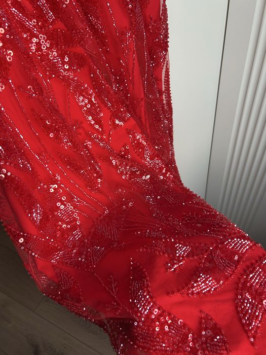 Красное,блестящее и сверкающее платье