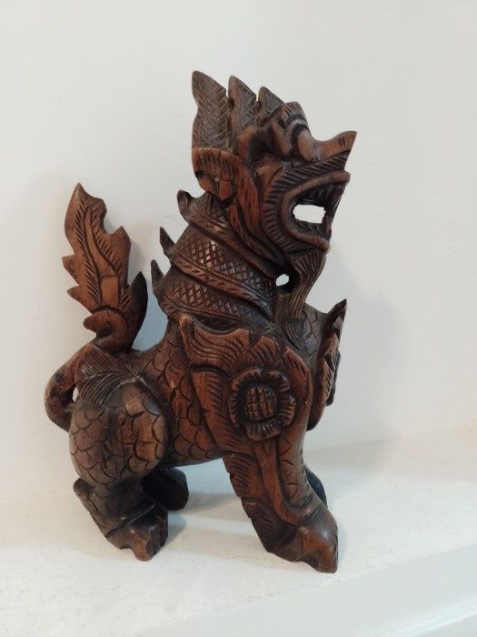 Superbă sculptura realizată din lemn masiv câine Fu ,piesa cu o lucrăt