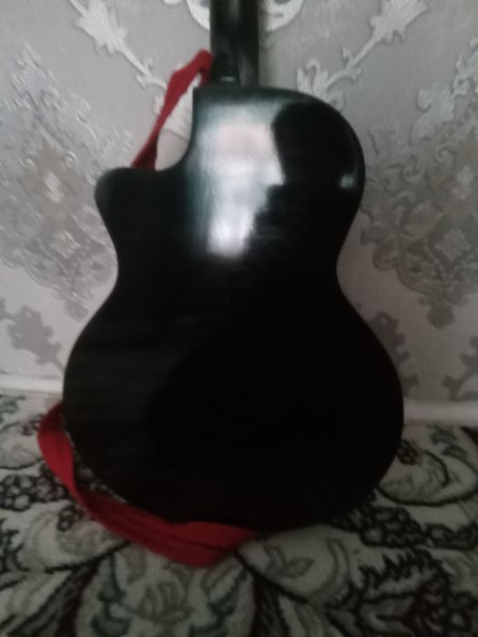 Gitara sotiladi aybi yuq narxini kelishamiz