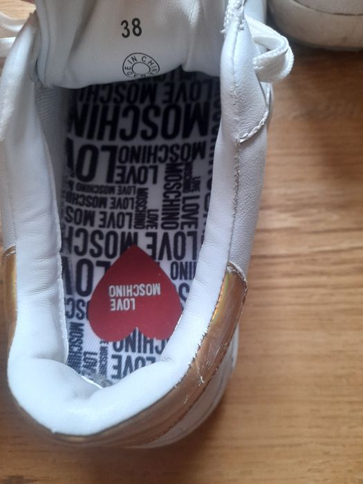 Продавам три чифта обувки втора употреба в комплект