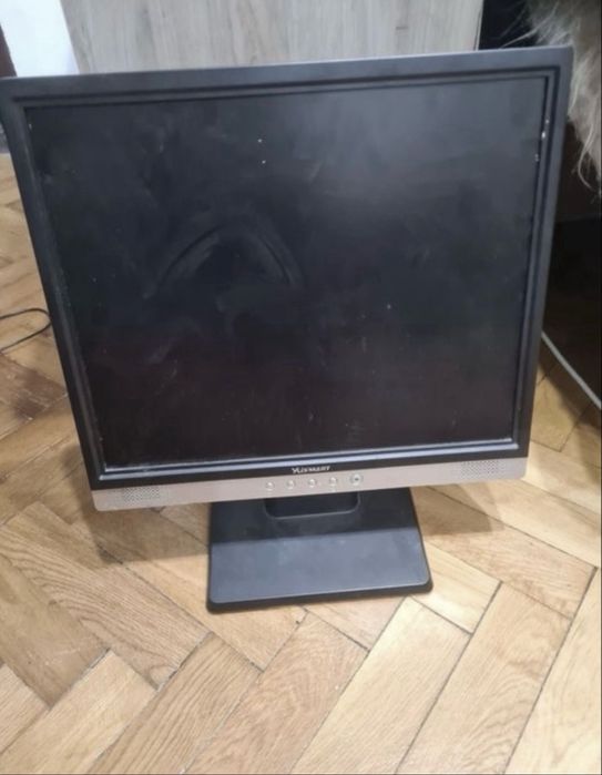 Vand monitoare si tastatura