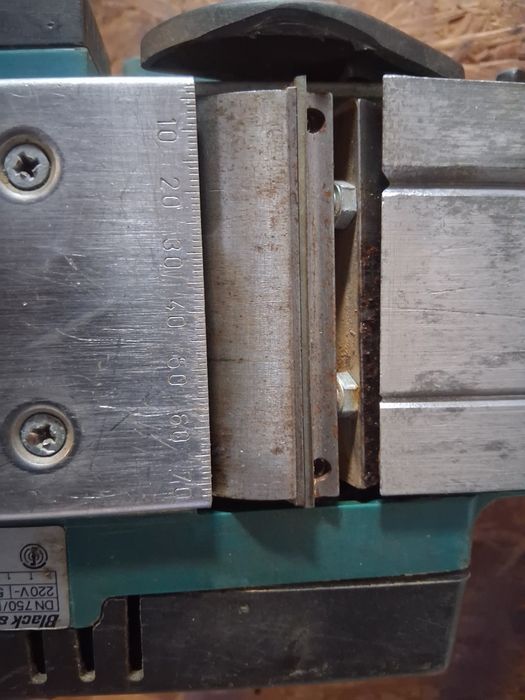 Vând rindea electrică black&decker de 470w