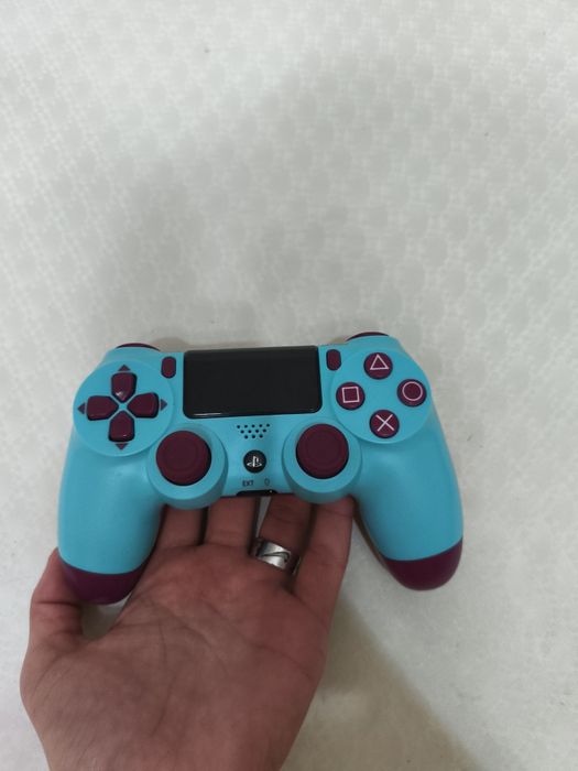 Продам PS 4 Pro,в отличном состояний