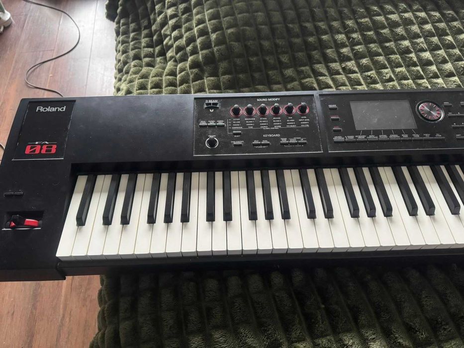 Продавам Roland FA-08