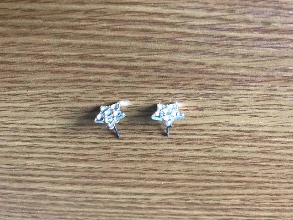 Cercei cu șurub în formă de steluță argintie